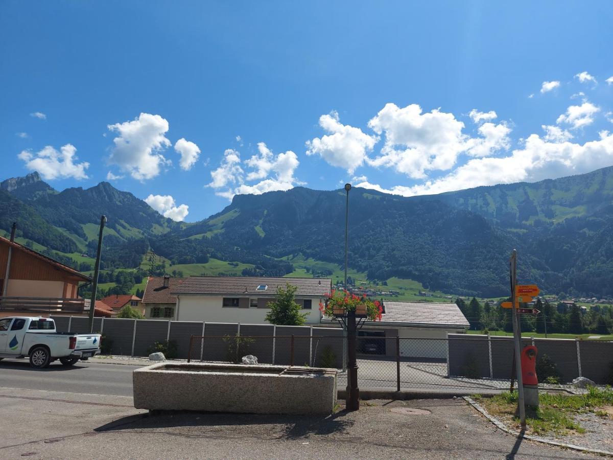 Appartement vouté en Gruyère dans l'Intyamon Enney Esterno foto